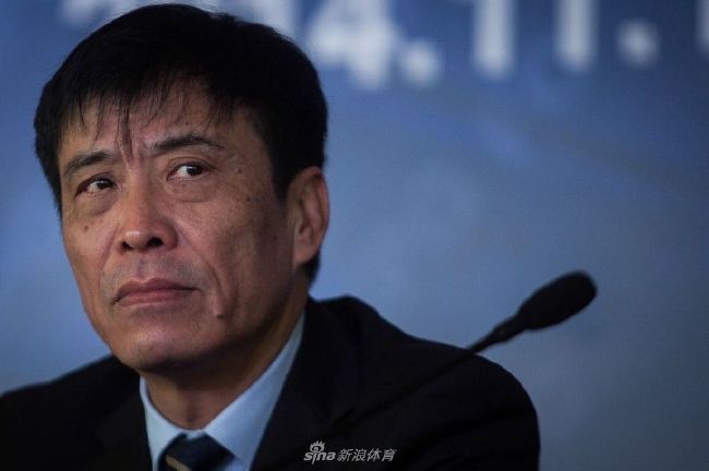 风与飞是现今地下赛车坛两年夜枭雄，风但愿成为一代车神，却始终斗不外飞。飞为了恋人嘉玲与其腹中块肉退出车坛，而风却死力要求一决高低。坤哥为吞下赌注，导致飞赶上车祸，嘉玲亦在生养时死往。飞带着儿子来到海边栖身，碰见渡假屋老板娘由加利。风仍不忿得不到车神之名，来到海边找飞决战，而他的mmSuki亦爱上飞，构成两女一男场合排场。飞早已感觉本身不是车神……